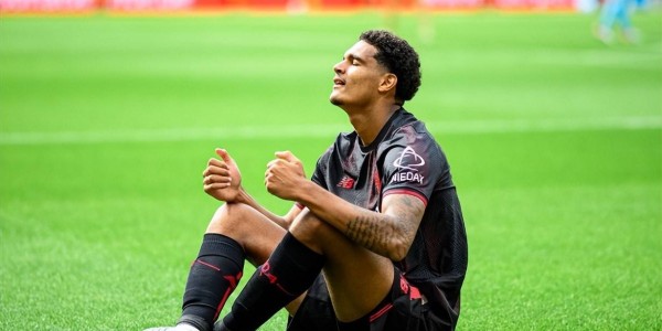 天崩开局！滕哈格德甲首秀栽了，遭弱旅2球逆转，场边大喊表不满